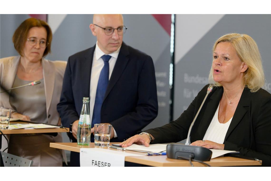 Sinan Selen und Silke Willems - hier bei einem Besuch von Bundesinnenministerin Nancy Faeser (SPD) beim Bundesamt für Verfassungsschutz im Sommer - sind Vizepräsidenten des Inlandsgeheimdienstes. Sie sollen die Behörde nun übergangsweise gemeinsam leiten. (Archivbild)