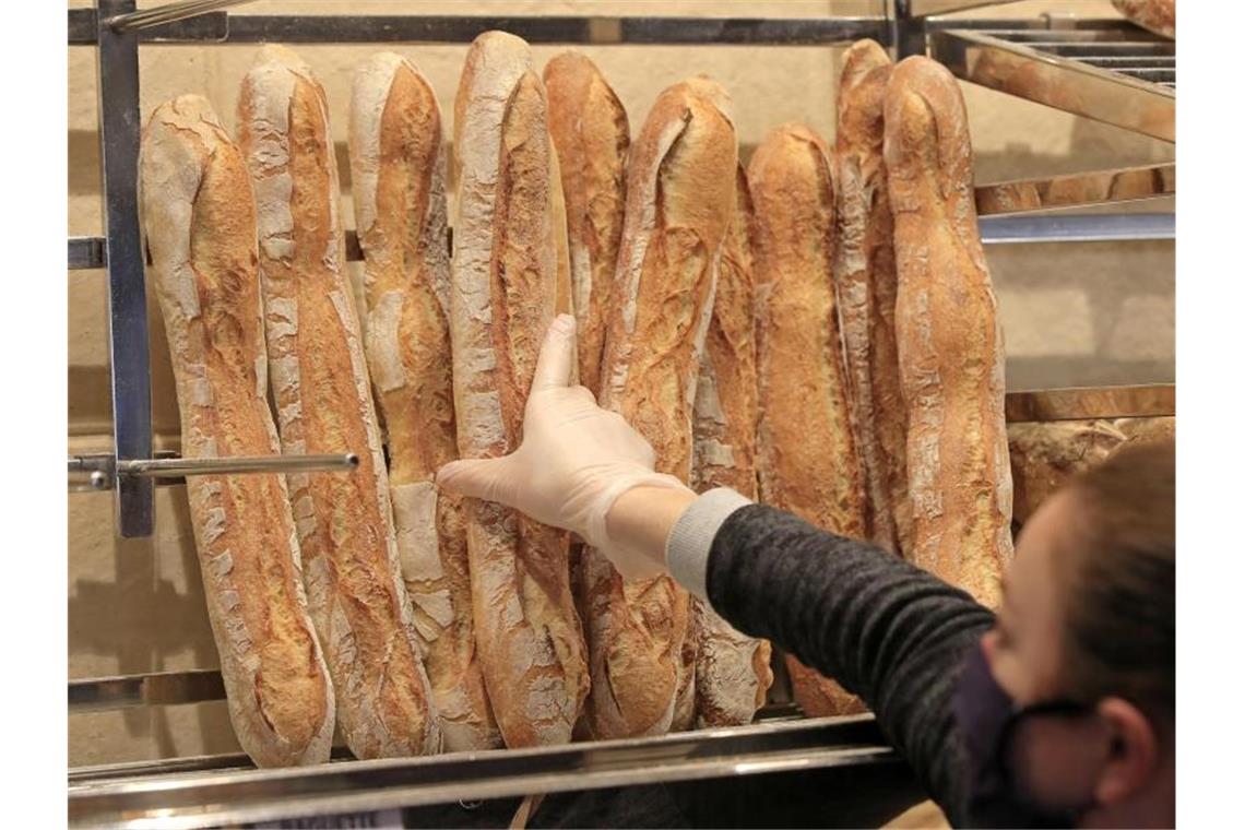 „Baguette-Krieg“ - Frankreich streitet um sein liebstes Brot Sind 29 Cent für das knusprige Grundnahrungsmittel noch vernünftig?. Foto: Michel Euler/AP/dpa