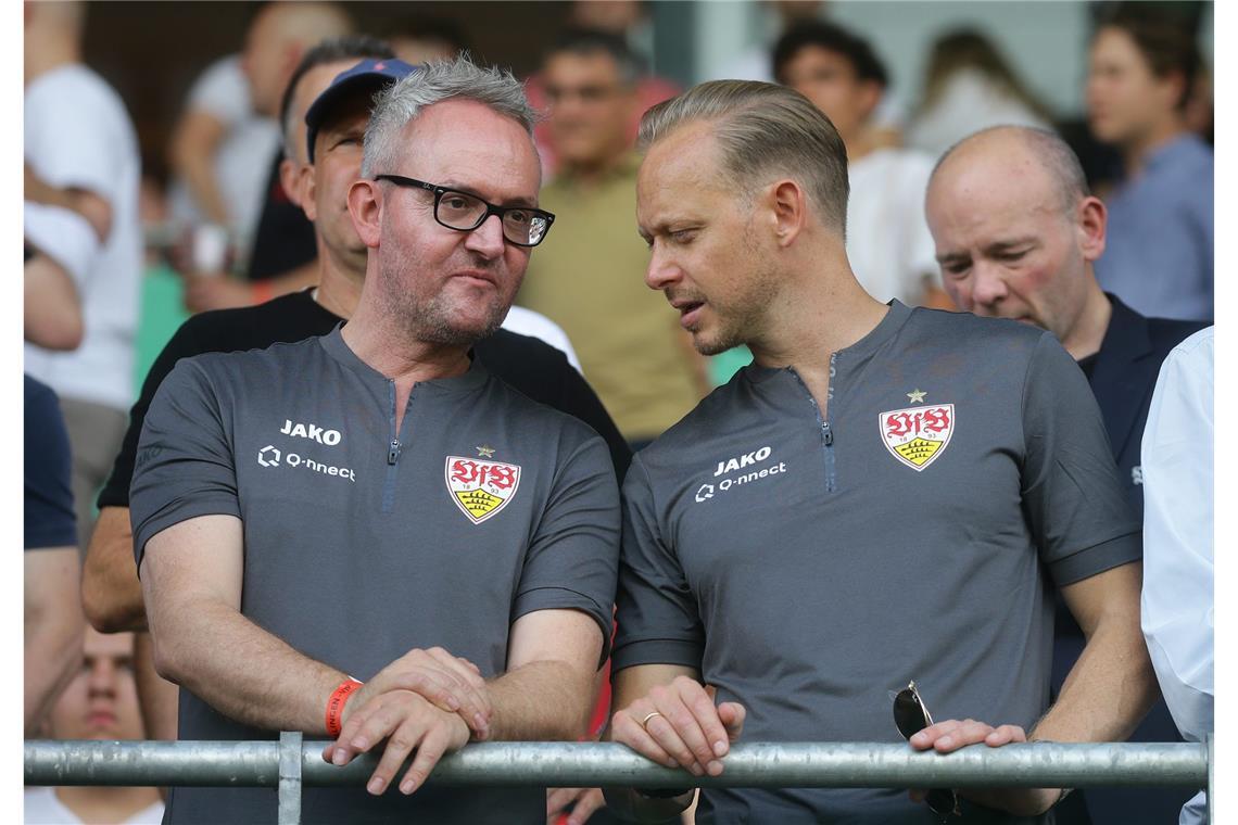 Sind über die Äußerungen des VfB-Präsidenten Claus Vogt verärgert: Vorstandschef Alexander Wehrle (li.) und Marketingvorstand Rouven Kasper.