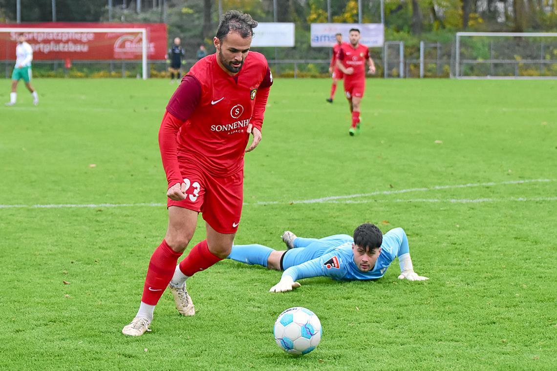 Sinnbildlich für die bisherige Saison: Der Gegner am Boden, Fabian Eisele (in Rot) erzielt das Tor. Foto: Tobias Sellmaier