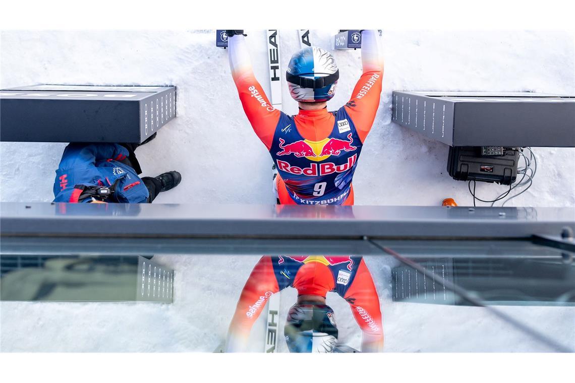 Ski alpin: Franjo Von Allmen aus der Schweiz spiegelt sich im Starthaus beim Training für das berühmte Hahnenkammrennen auf der Streif.