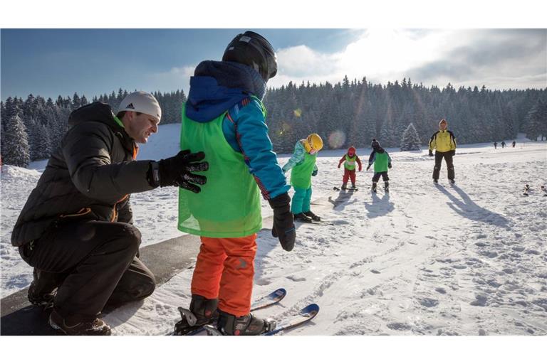 Skifahren mit der Familie – das kann teuer werden. (Symbolbild)