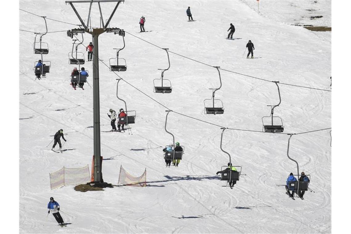 Skifahrer und Snowboarder sitzen im Lift am Seebuck auf dem Feldberg im Schwarzwald. Foto: Patrick Seeger/dpa/Archivbild