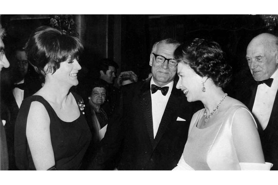 Smith, hier mit Königin Elizabeth II., gehörte zu den großen Schauspielerinnen. (Archivfoto)