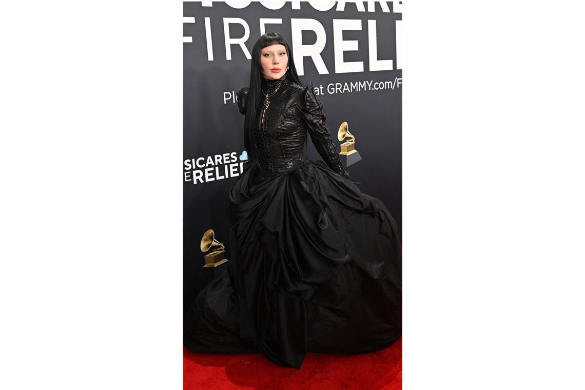 So geht Gothic – Lady Gaga in einem strengen, schwarzen, hochgeschlossenen Samuel-Lewis-Kleid mit ausladendem Rock. Das Finish: Ein Blick, der töten könnte.