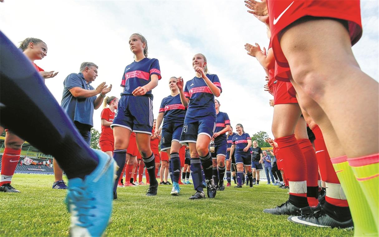 So muss es im Sport sein: Als sich die geschlagenen Murrhardterinnen ihre Medaillen abholen gehen, stehen die siegreichen Fußballerinnen aus Winnenden Spalier und applaudieren dem Rivalen. Kurz darauf gibt es dieselbe Szene unter umgekehrten Vorzeichen. Fotos: A. Becher