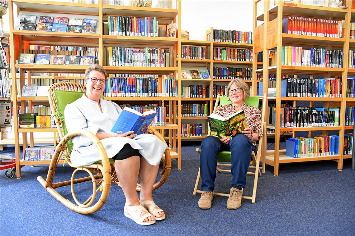 So ruhig ist es selten für die Bibliothekarinnen Ulrike Krämer (links) und Martina Maier. Meist ist die Schulbücherei an der Max-Eyth-Realschule sehr gut besucht. Foto: Tobias Sellmaier