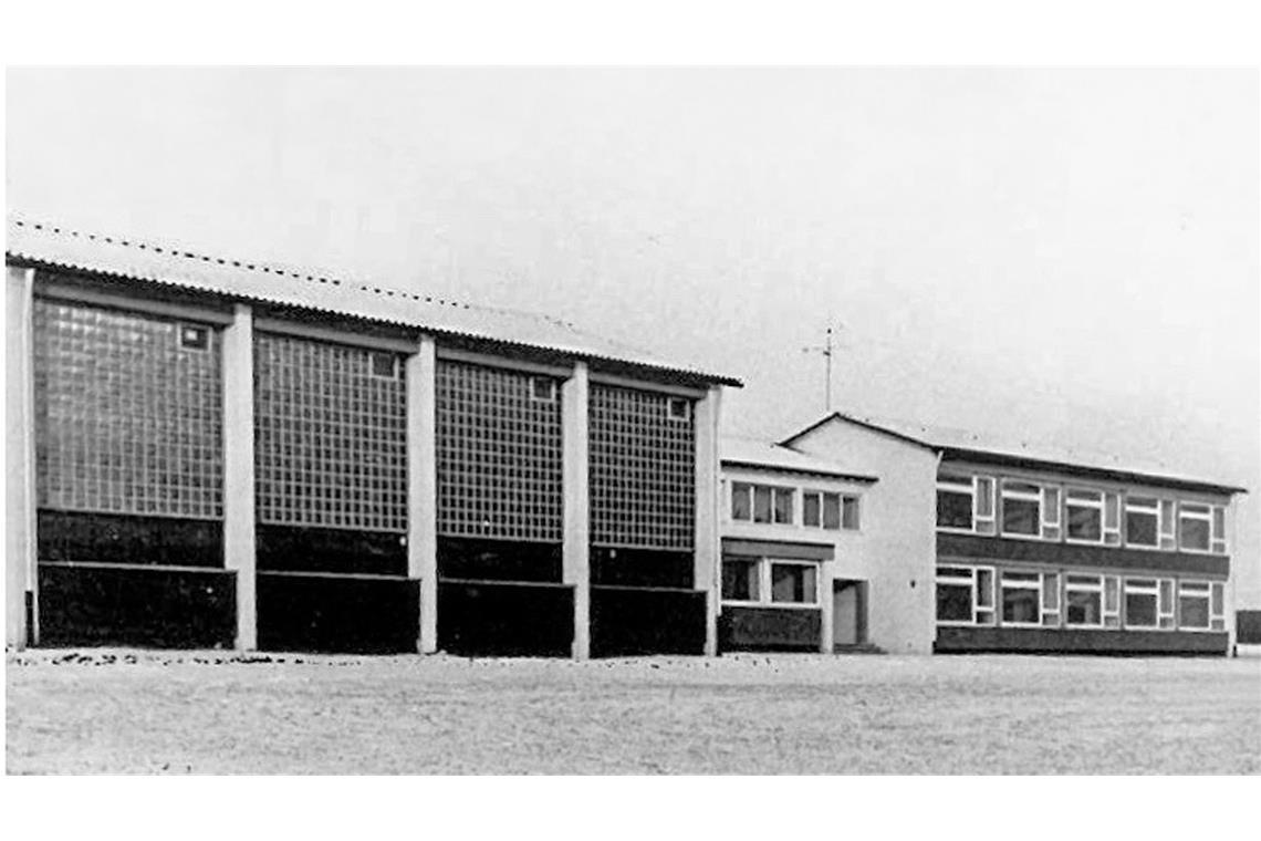 So sah die Mehrzweckhalle Ingerkingen in Schemmerhofen mit der Verbindung zur Schule im Original   aus, der  gelungene erste Entwurf vom Büro Pfalzer und Schenk stammt aus dem Jahr 1964. Die schönen Glasbausteine fielen  einem  Umbau zum Opfer lange vor dem Entwurf von Atelier Kaiser Shen.