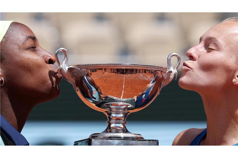 So sehen Sieger aus: Coco Gauff (l) aus den USA und Katerina Siniakova aus Tschechien küssen die Trophäe nach ihrem French-Open Sieg im Doppel.