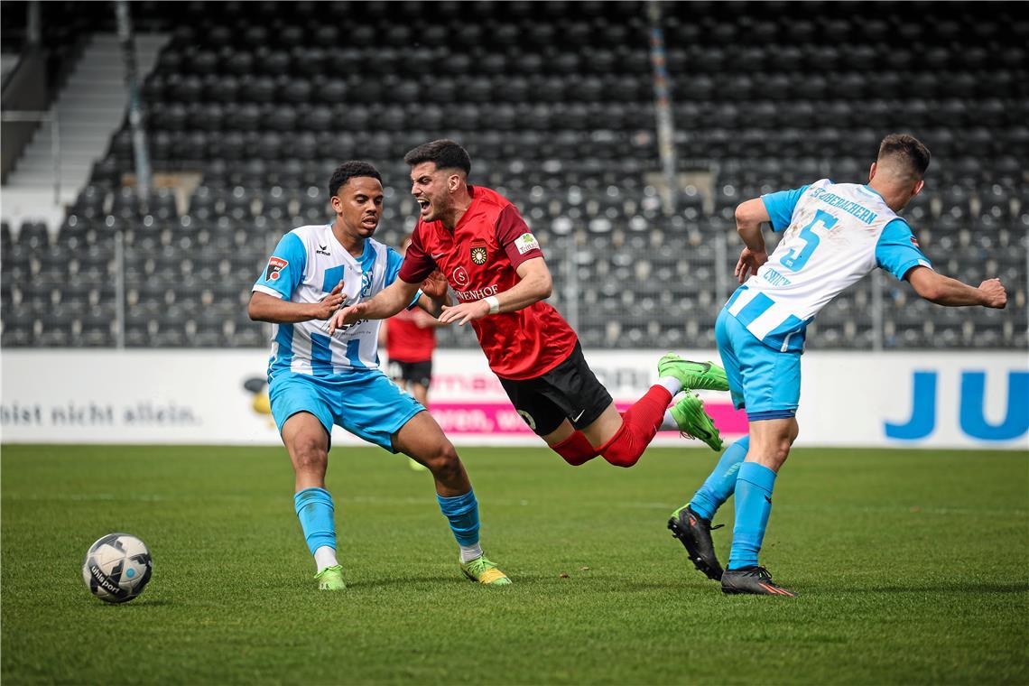 So sehr sich Mert Tasdelen (rotes Trikot) und seine Kollegen auch hineinwarfen – ein Tor wollte nicht gelingen. Foto: Alexander Becher