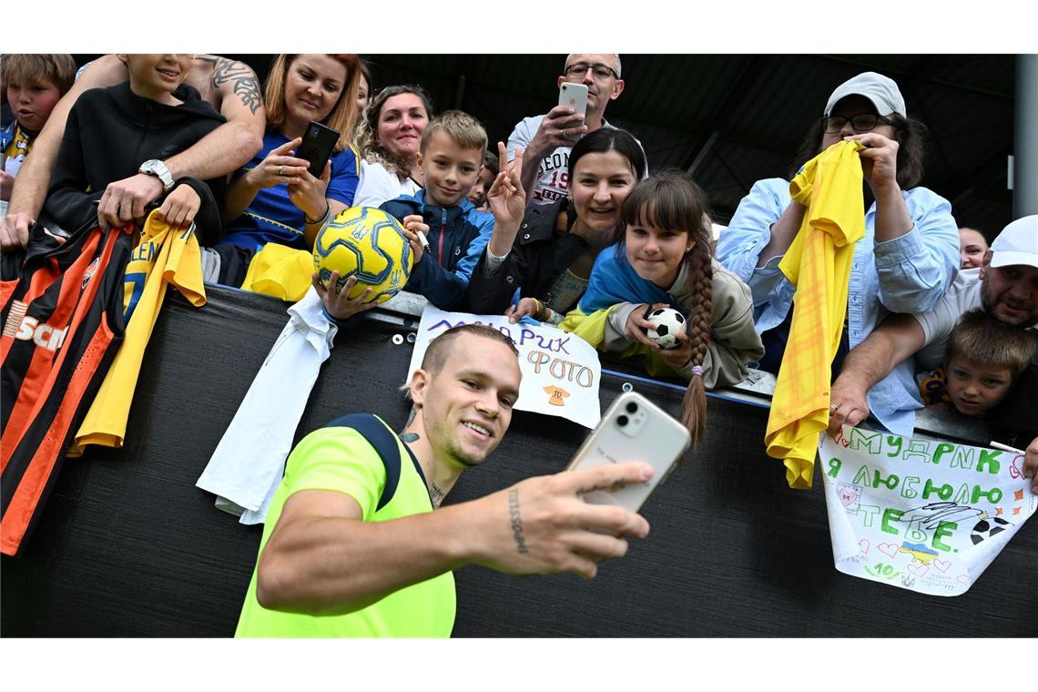 So viel Zeit muss sein: der ukranische Fußball-Nationalspieler Mychajlo Mudryk macht ein Selfie mit Fans.