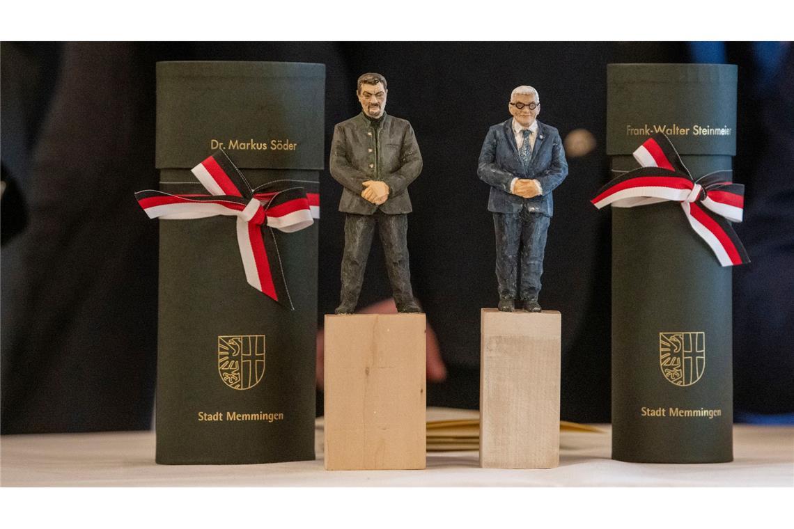 Söder und Steinmeier als Holzfiguren - 500 Jahre Bauernaufstand