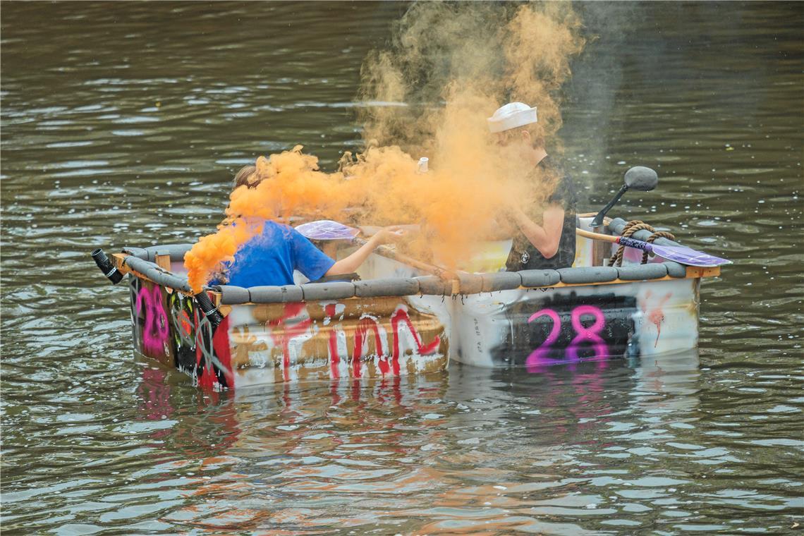 Sogar Pyrotechnik kommt zum Einsatz.