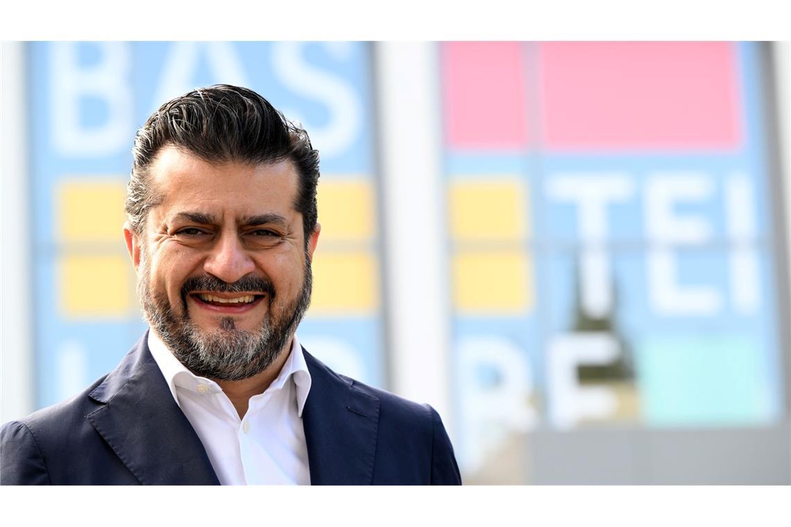 Soheil Dastyari, Vorstandsvorsitzender des Verlages Bastei Lübbe, steht vor der Unternehmenszentrale.