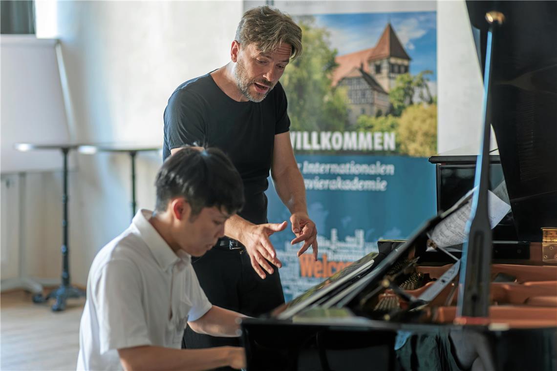 Sohta Miura nimmt bei der IKAM Unterricht bei Markus Groh, einem der führenden deutschen Pianisten. Fotos: Stefan Bossow