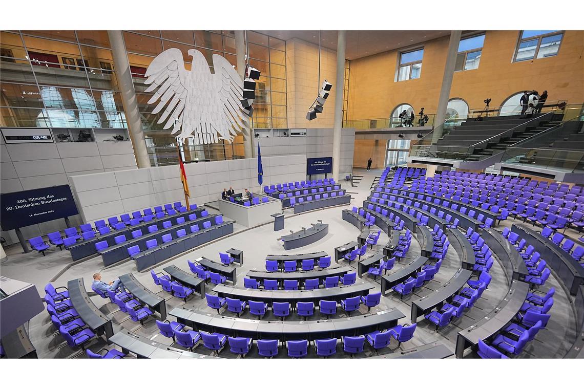 Solange der neue Bundestag sich nicht konstituiert hat, was spätestens 30 Tage nach einer Wahl passieren muss, ist der alte noch voll arbeitsfähig.