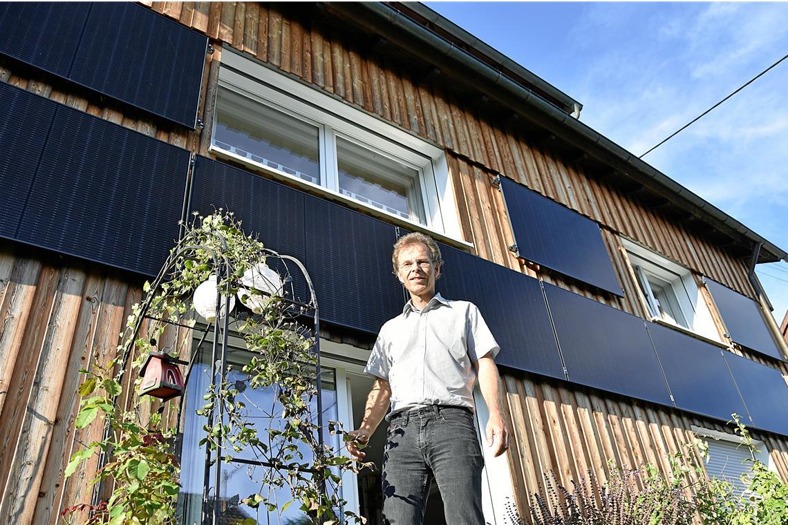Solarmodule bedecken neuerdings große Teile der Holzfassade: Hauseigentümer Konrad Panzlaff hat sie selbst installiert und freut sich auch an ihrem Anblick. Foto: Tobias Sellmaier