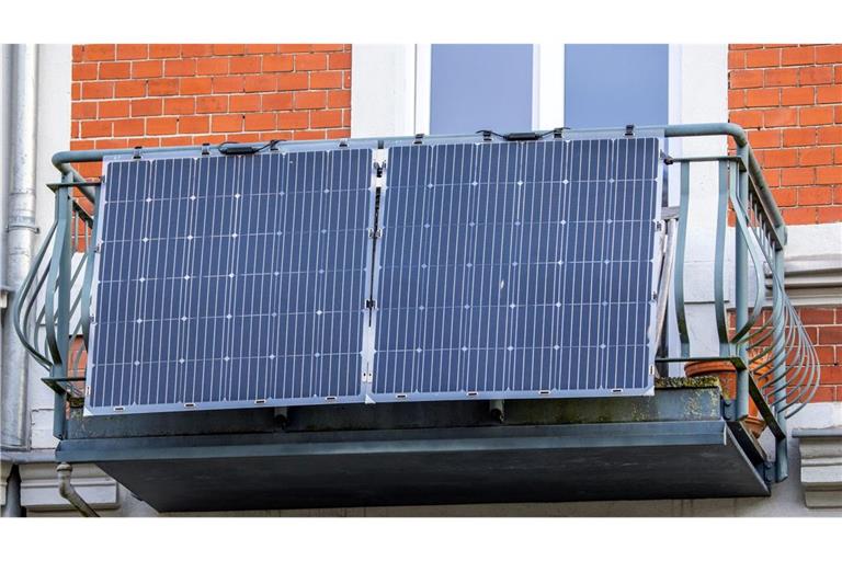 Solarmodule für ein sogenanntes Balkonkraftwerk an einem Balkon.