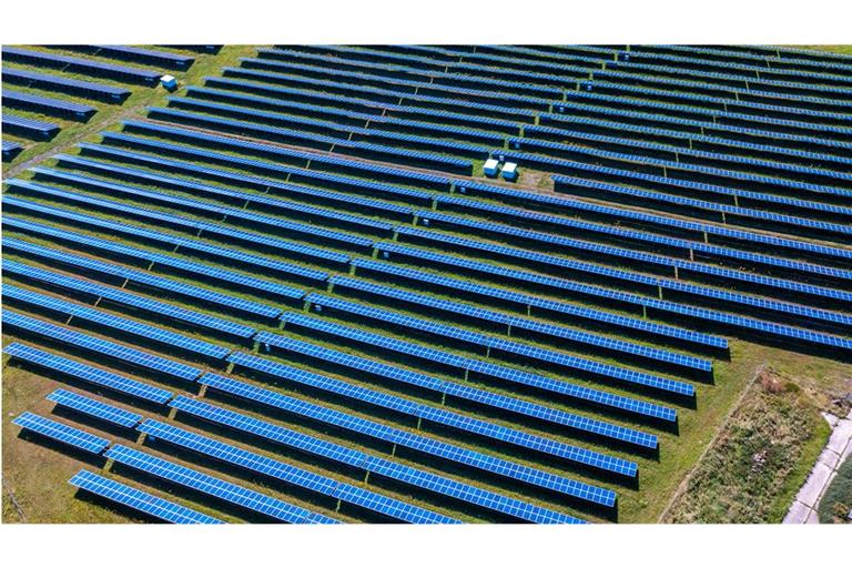 Solarmodule stehen in einem Solarpark bei Wismar in Mecklenburg-Vorpommern.