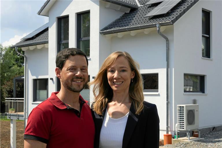 Solarpaneele auf dem Dach, die Wärmepumpe vor dem Haus: Frederick und Romina Minnig wohnen seit August 2023 in einem Effizienzhaus des Standards 40Plus. Fotos: Alexander Becher 