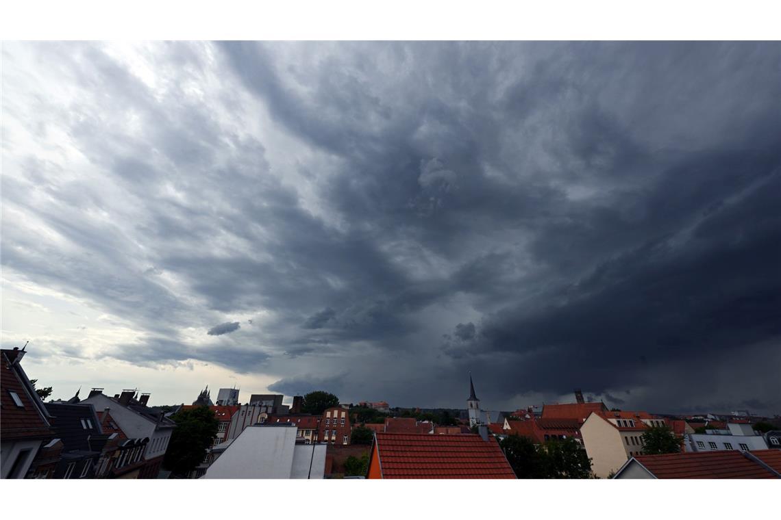 Solche Stürme kommen oft mit orkanartigen Windböen und großen Hagelkörnern. (Archivbild)