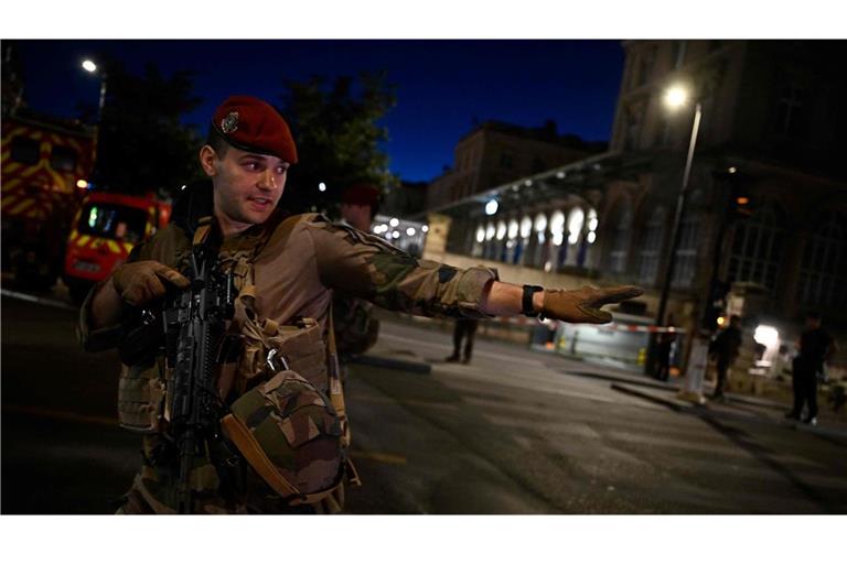 Soldat in Paris beim abgesperrten Bereich