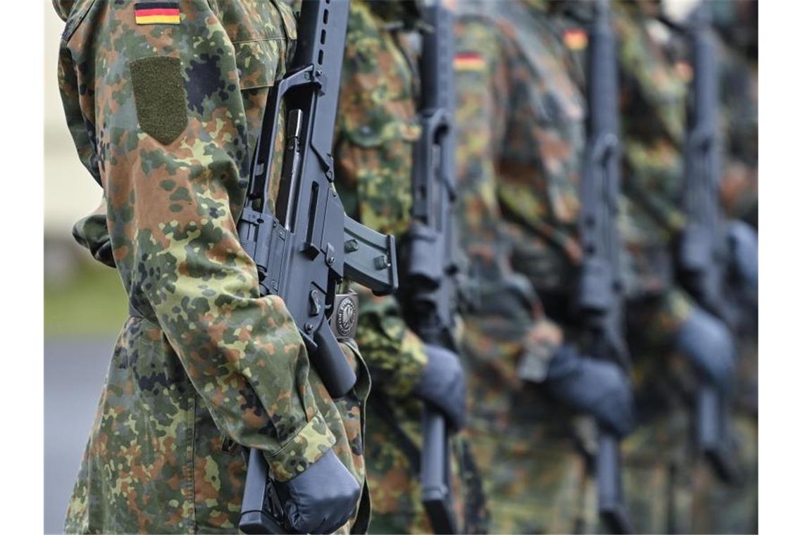 Ermittlungen: Tödlicher Panzerunfall auf Truppenübungsplatz Soldaten der Bundeswehr bei einem Apell. Auf einem Truppenübungsplatz in Niedersachsen sind bei einem Unfall zwei Männer ums Leben gekommen. Foto: Patrick Pleul/dpa-Zentralbild/dpa