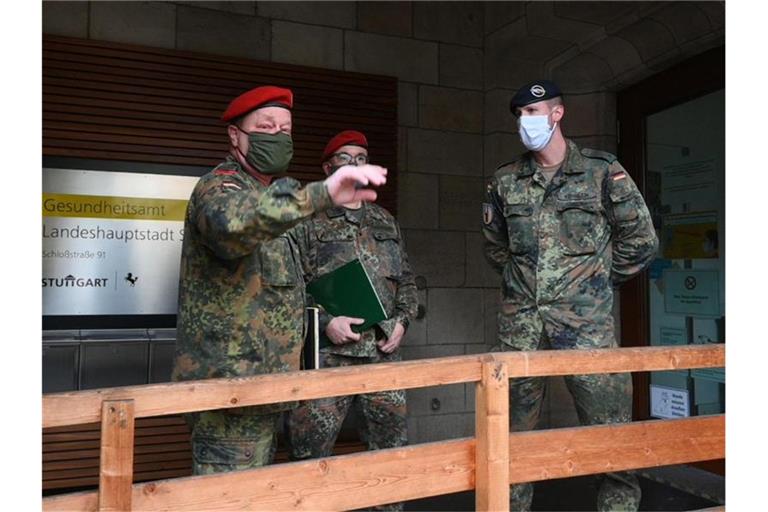 Soldaten der Bundeswehr unterhalten sich vor dem Gesundheitsamt. Foto: Marijan Murat/dpa