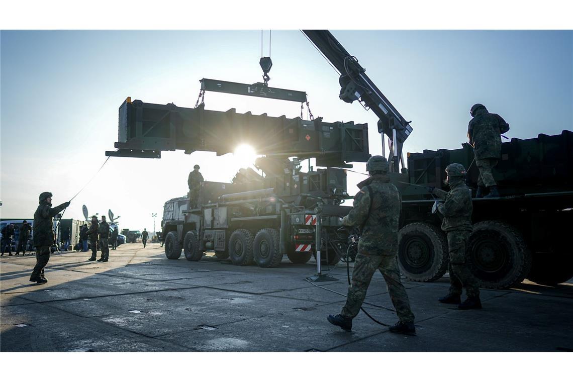 Soldaten der Bundeswehr verladen Raketen für das Flugabwehrsystem Patriot, das nun vorübergehend im polnischen Rzeszow stationiert wird. (Foto aktuell)