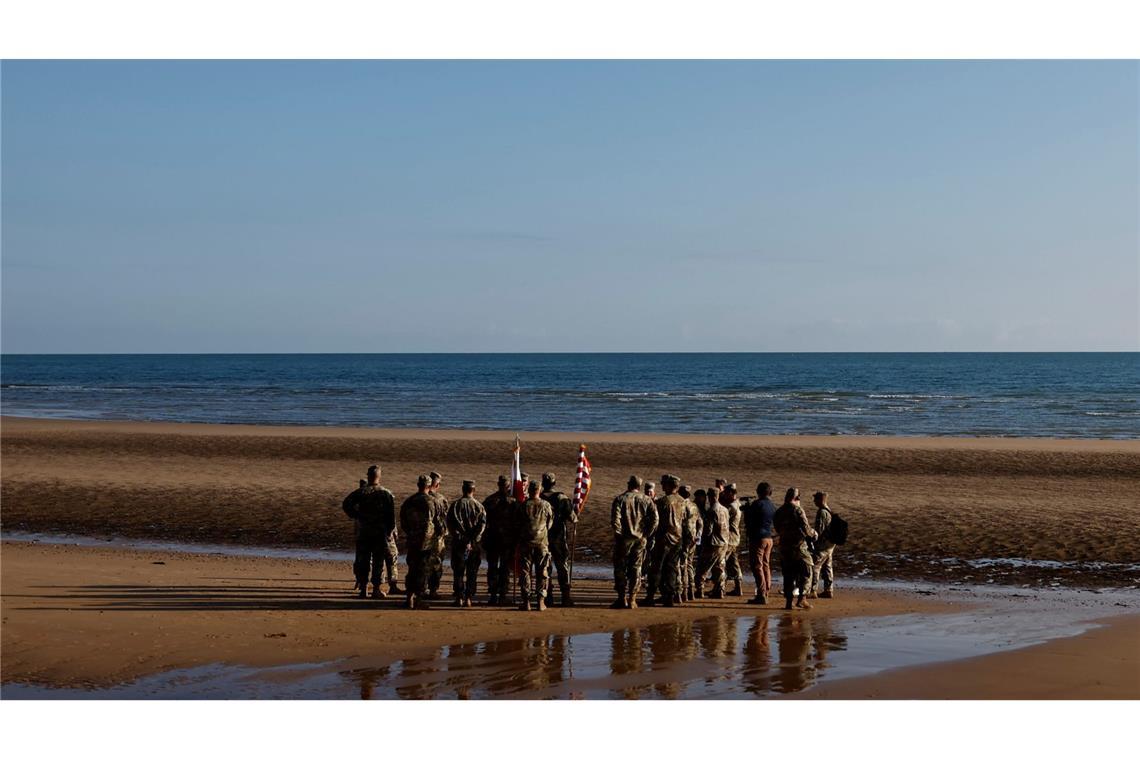 Soldaten der Ersten US-Armee halten eine Zeremonie im französischen Küstendorf Colleville-sur-Mer ab, um Waverly Woodson Jr. zu ehren. Der Sanitäter gehörte zu der einzigen schwarzen Kampfeinheit, die während des Zweiten Weltkriegs an der D-Day-Invasion in Frankreich teilnahm.