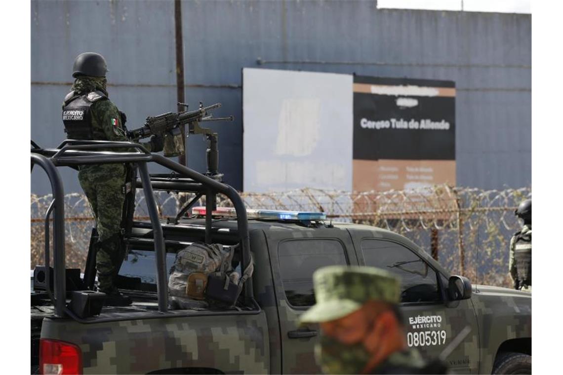 Bewaffnete befreien Bandenchef aus mexikanischem Gefängnis Soldaten der mexikanischen Armee stehen vor einem Gefängnis Wache, nachdem eine Bande mehrere Fahrzeuge in das Gefängnis gerammt hat und mit neun Insassen geflohen ist. Foto: Ginnette Riquelme/AP/dpa