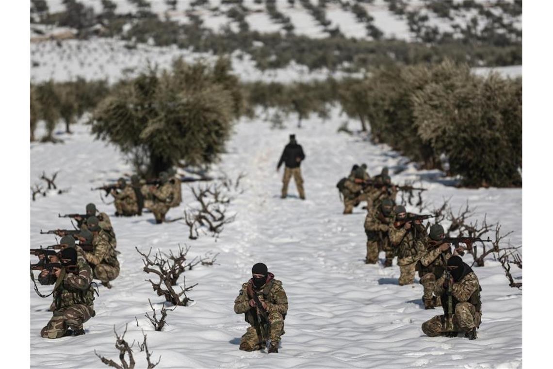 Türkei: Luftangriffe gegen Kurdenmilizen in Syrien und Irak Soldaten der von der Türkei unterstützten Syrischen Nationalarmee nehmen bei extremem Winterwetter an einer Militärübung im Gouvernement Aleppo teil. Foto: Anas Alkharboutli/dpa