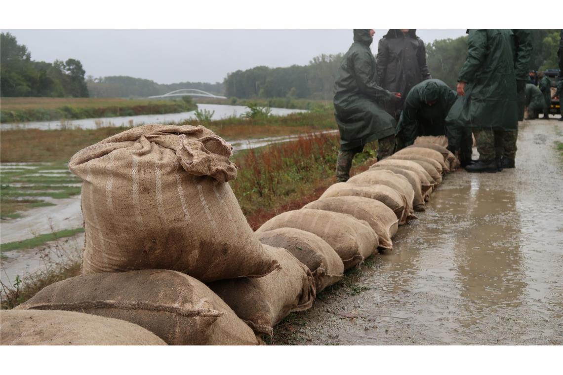 Soldaten helfen Sandsäcke als Damm gegen Hochwasser an einem Fluss in der Slowakei aufzutürmen. In mehreren Ländern im Osten von Europa drohen schwere Regenfälle und Überschwemmungen.