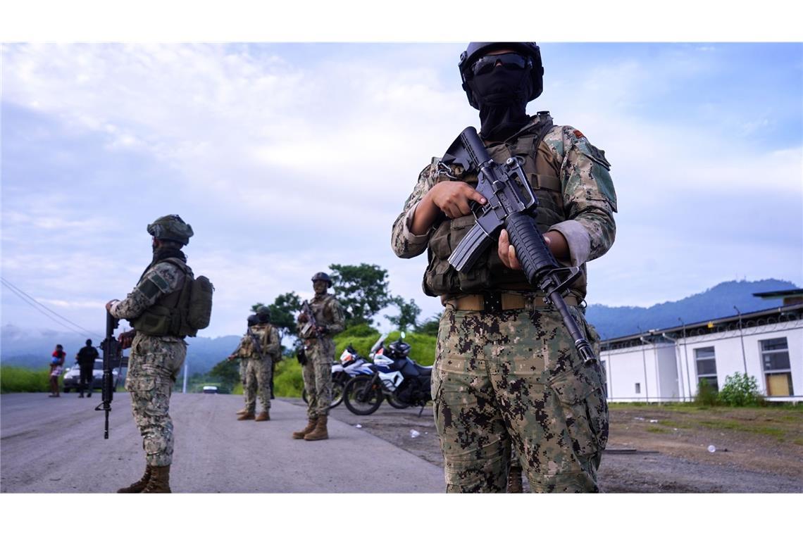 Elf Tote nach Schüssen auf Zuschauer bei Hahnenkampf Soldaten stehen einen Tag nach Bandenkämpfen im Stadtviertel Socio Vivienda 2. Bei einem bewaffneten Angriff während eines Hahnenkampfes sind in Ecuador mindestens elf Menschen getötet worden (Archivfoto).