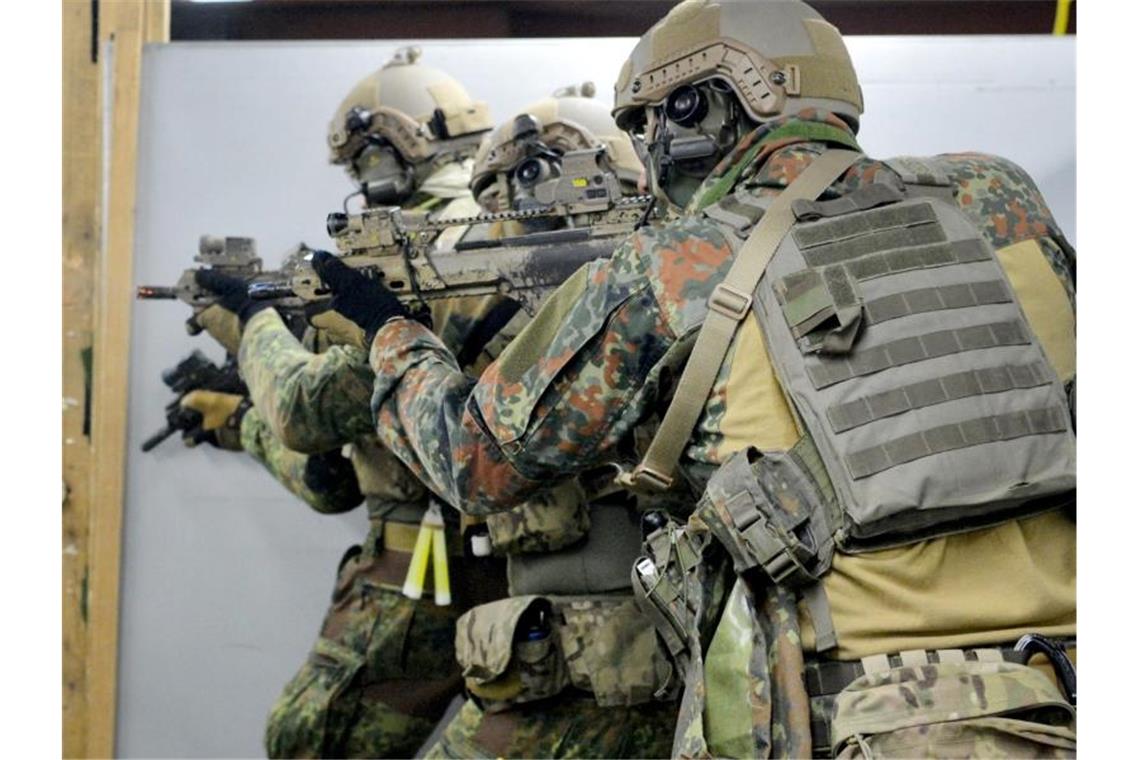 KSK: Etwa 50 rechtsextremistische Verdachtsfälle seit 2017 Soldaten trainieren auf dem Kasernengelände des Kommandos Spezialkräfte (KSK) in Calw. Foto: picture alliance/Franziska Kraufmann/dpa/Archivbild