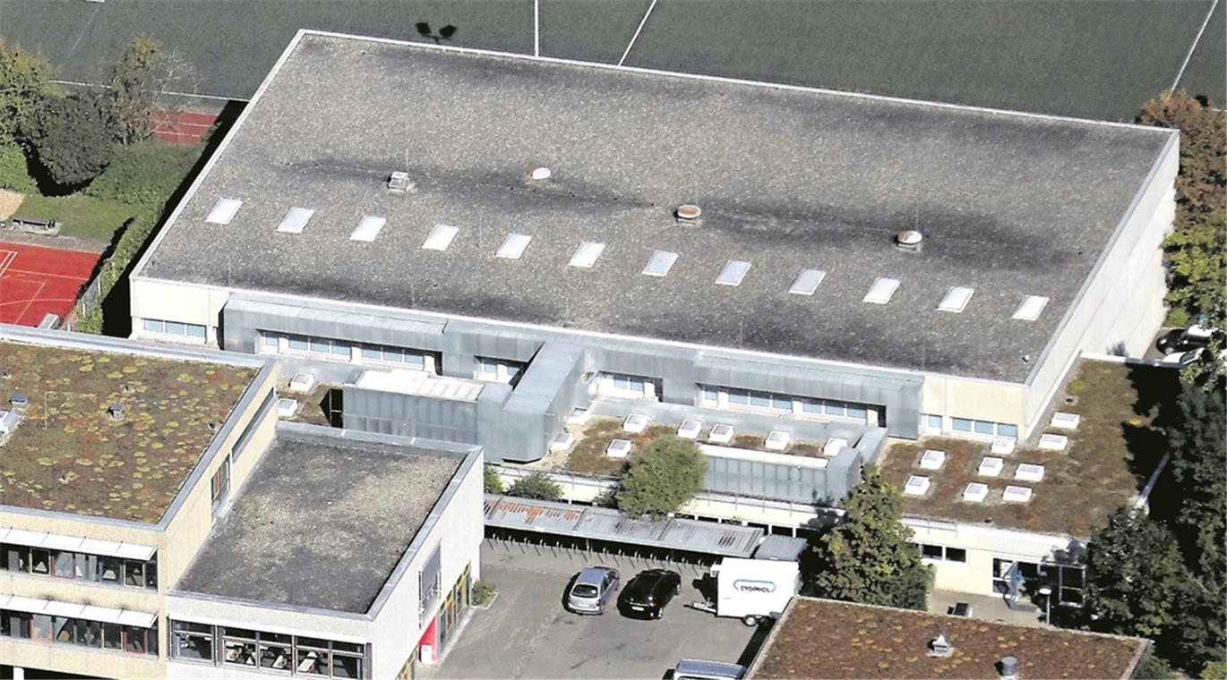 Enttäuschte Gesichter bei Klubvertretern Soll in zwei Jahren abgerissen werden: Die Karl-Euerle-Halle auf der Maubacher Höhe. Der Neubau dauert etwa 16 Monate.Foto: F. Muhl