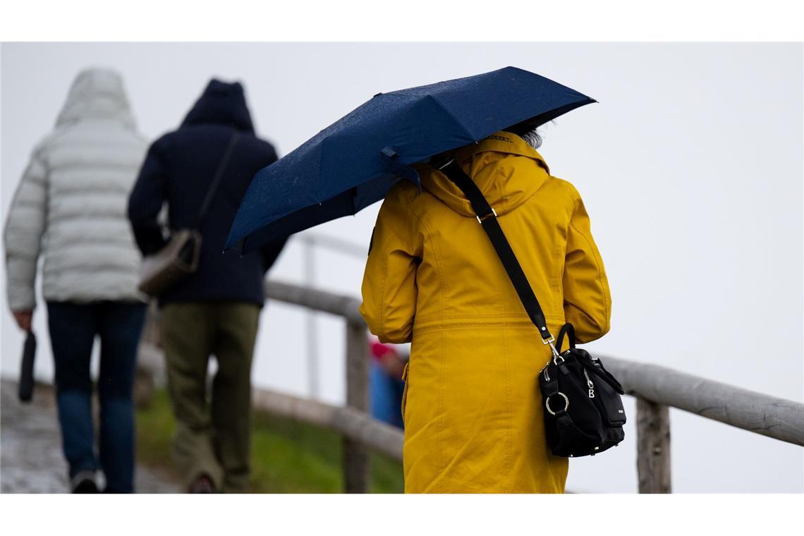 Sollte in den nächsten Tagen immer griffbereit sein: der Regenschirm.