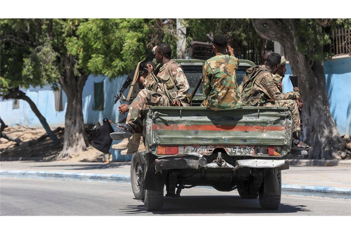Somalische Soldaten fahren durch die Landeshauptstadt Mogadishu, wo zuvor ein Anschlag verübt wurde.