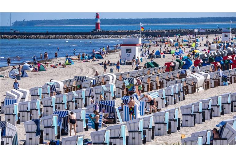 Sommerurlauber am Ostseestrand in Warnemünde. Im Zeitraum von Januar bis Oktober erzielte der Deutschland-Tourismus mit gut 433 Millionen Übernachtungen einen Rekord.