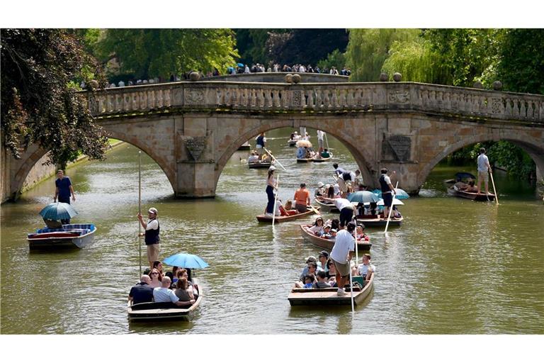 Sommerwetter lädt zur Kahnfahrt ein: Bei heißen Temperaturen fahren Engländer in Booten auf dem Fluss Cam.