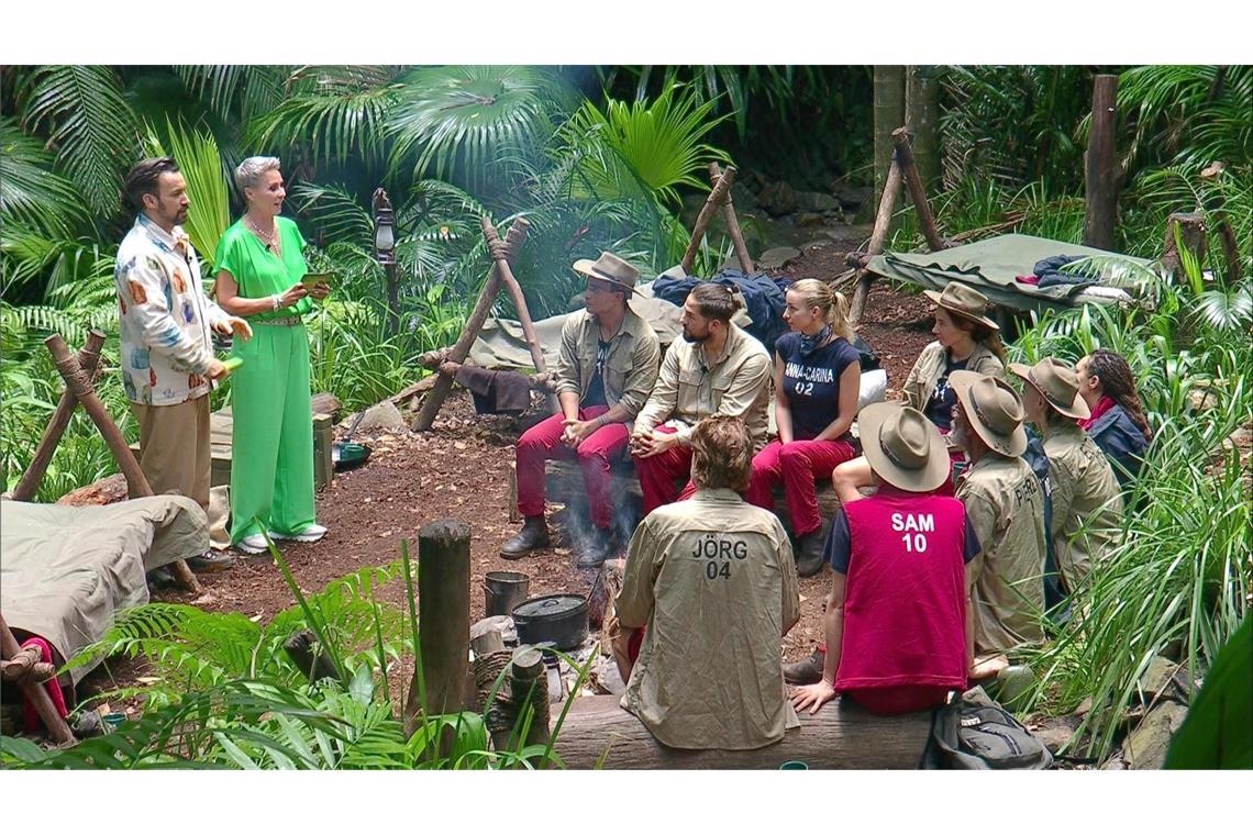 Sonja Zietlow und Jan Köppen mit den Teilnehmern im Dschungelcamp 2025.