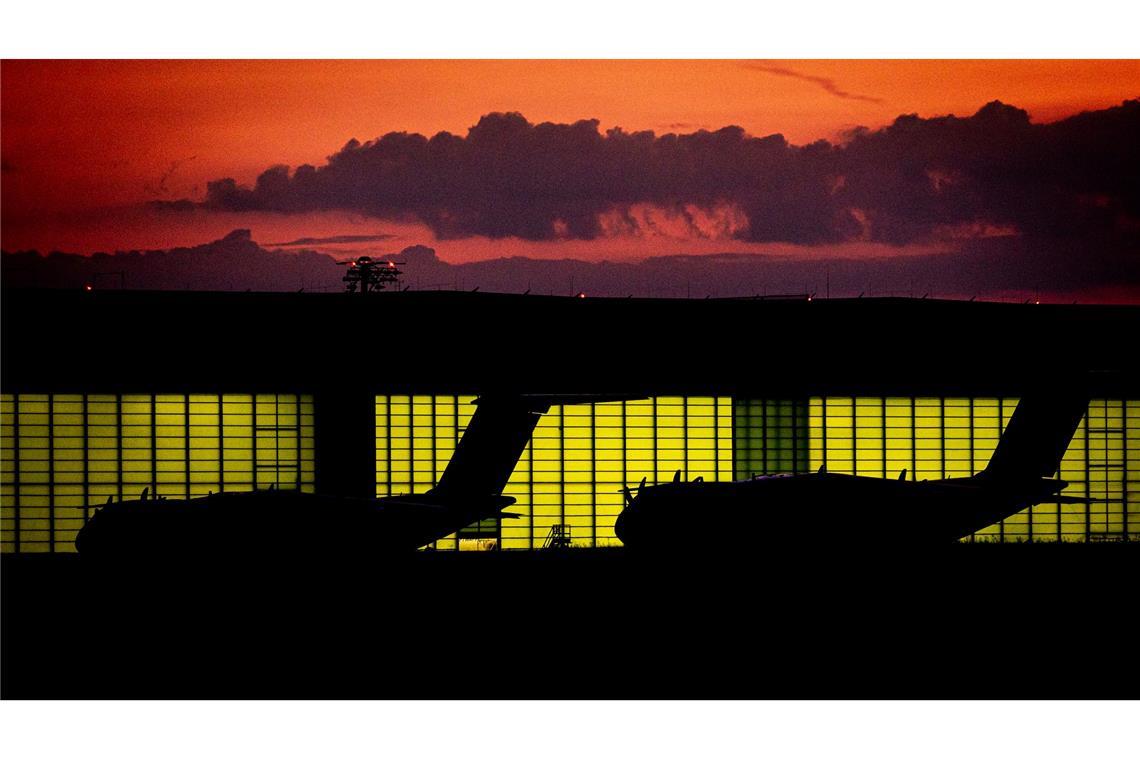 Sonnenaufgang über dem Fliegerhorst Wunstorf in der Region Hannover.