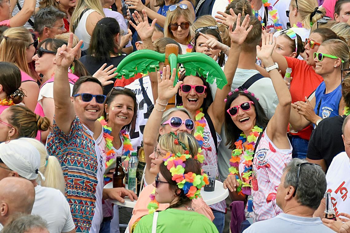 Sonnenbrillen, Hemden und Blumenketten: Hauptsache bunt und schrill, so lautet das Motto auf dem Malle-Open-Air. Fotos: Tobias Sellmaier