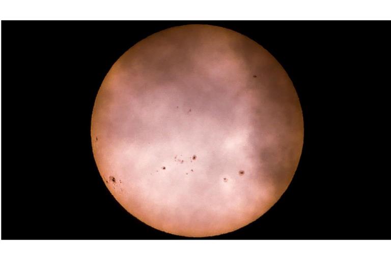 Sonnenflecken sind auf der Oberfläche der Sonne zu sehen. Wissenschaftler zählen derzeit besonders viele Sonnenflecken, da die Sonne sich etwa auf dem Höhepunkt ihres elfjährigen Zyklus befindet.