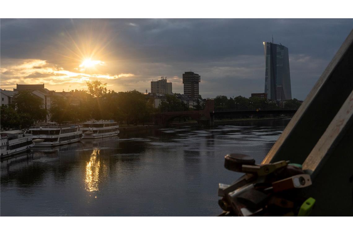 Sonnenstrahlen an einem bewölkten Tag in Frankfurt am Main.