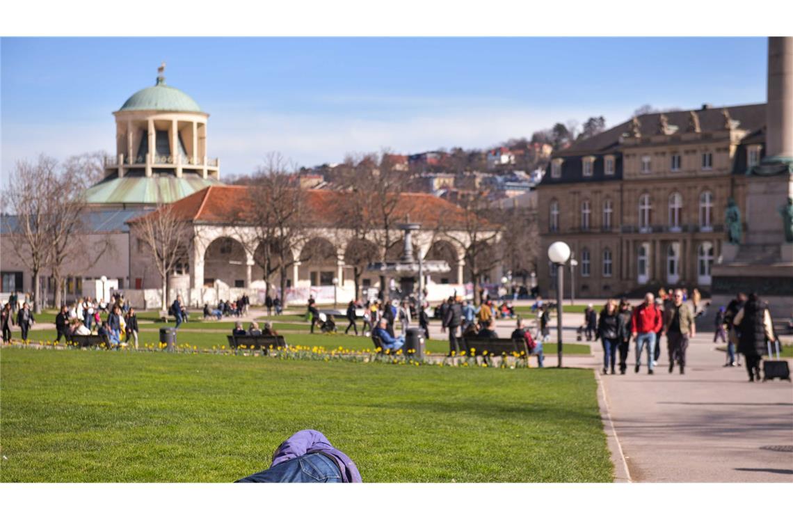 Sonnige Eindrücke vom Schlossplatz im März  – es soll in Stuttgart richtig sommerlich werden. (Archivbild)