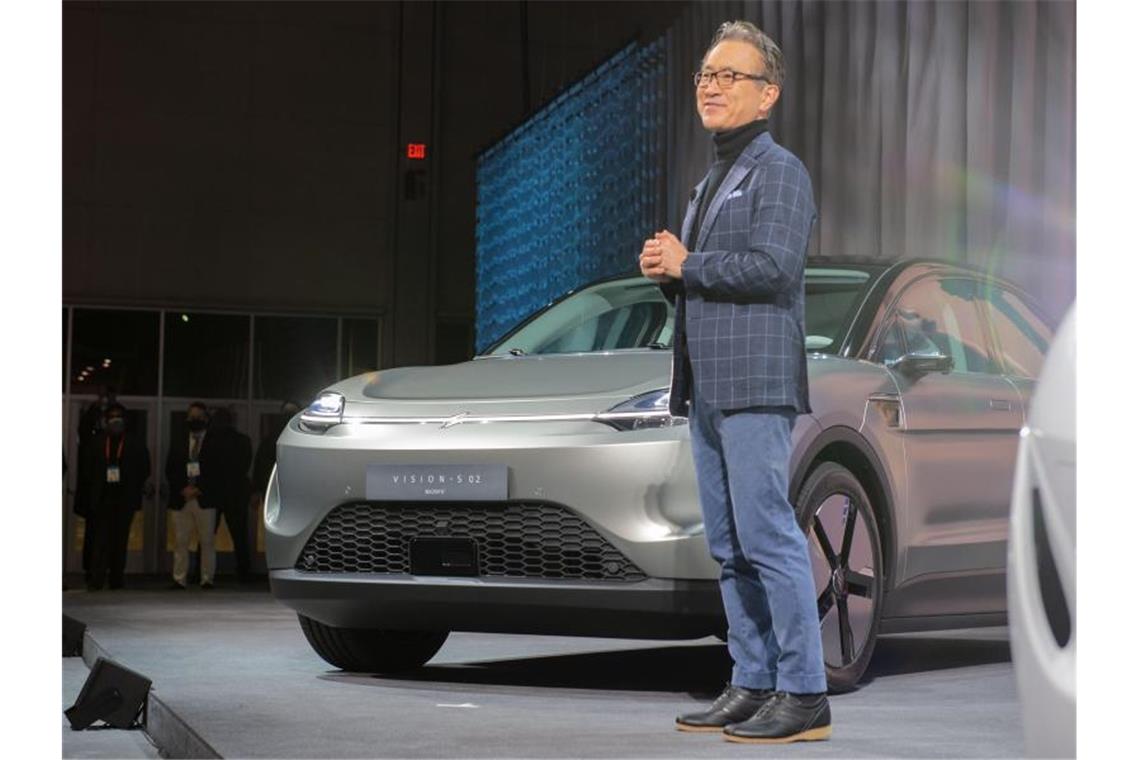 Sony zeigt Auto-Prototypen - Hyundai setzt auf Roboter Sony-CEO Kenichiro Yoshida stellt das Elektroauto „Vision-S02“ auf der Technik-Messe CES vor. Foto: Andrej Sokolow/dpa