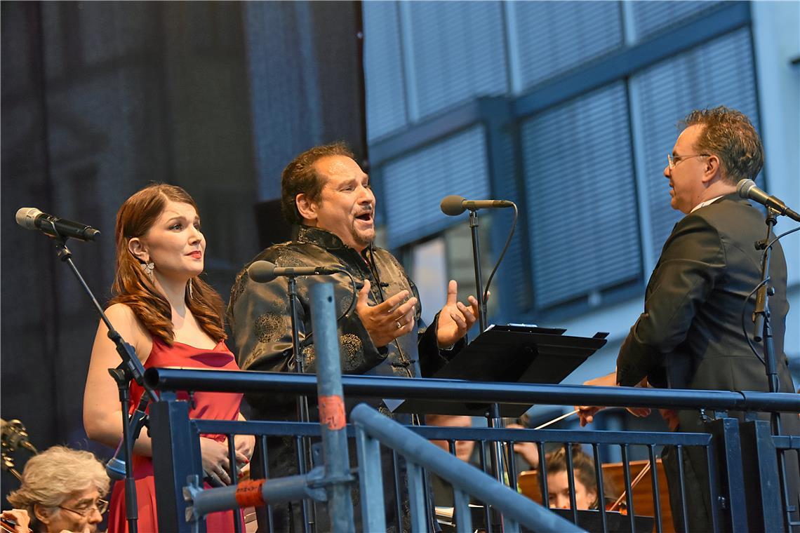 Sopranistin Xenia von Randow und Tenor Manolito Mario Franz stehen mit Rainer Roos (rechts) auf der Bühne.