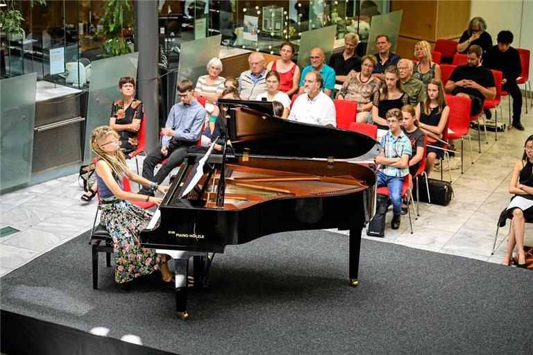 Sowohl der Wettbewerb, als auch das Preisträgerkonzert fanden jedes Jahr (wie hier 2019) in der Schalterhalle der Kreissparkasse in Backnang statt. In diesem Jahr spielen die Preisträger ihr Konzert im Backnanger Bürgerhaus. Archivfoto: Alexander Becher