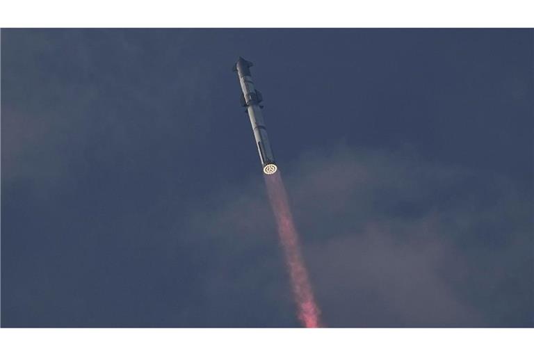 SpaceX's Mega-Rakete Starship bei ihrem dritten Testflug - ein weiterer Teststart steht bevor.